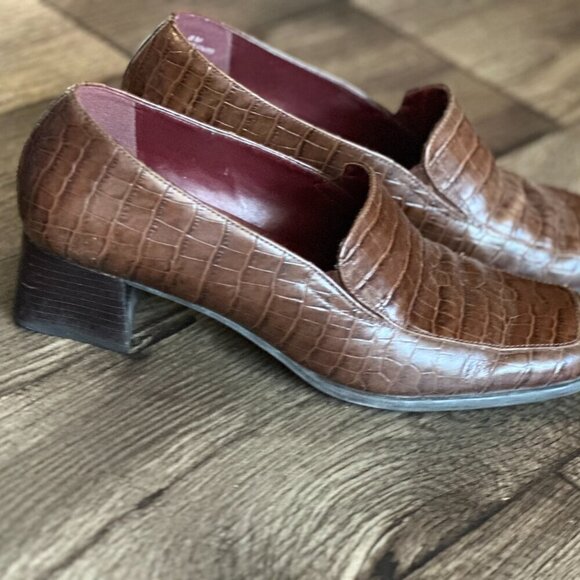 Brown leather crocodile embossed block heel with traction sole - Picture 2 of 16